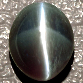 Chrysoberyl Cat's Eye طبيعي بلون أخضر، وزن ‎1.43‎ قيراط، شكل بيضاوى، مقاس ‎6.5x5.3‎ مم