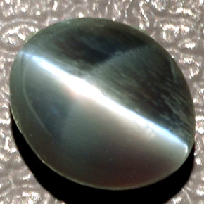 Chrysoberyl Cat's Eye طبيعي بلون أخضر، وزن ‎1.43‎ قيراط، شكل بيضاوى، مقاس ‎6.5x5.3‎ مم