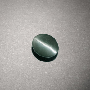 Chrysoberyl Cat's Eye طبيعي بلون أخضر، وزن ‎0.80‎ قيراط، شكل بيضاوى، مقاس ‎5.5x4.5‎ مم