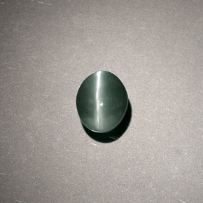 Chrysoberyl Cat's Eye طبيعي بلون أخضر، وزن ‎0.80‎ قيراط، شكل بيضاوى، مقاس ‎5.5x4.5‎ مم