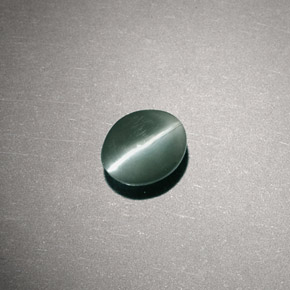 Chrysoberyl Cat's Eye طبيعي بلون أخضر، وزن ‎0.80‎ قيراط، شكل بيضاوى، مقاس ‎5.5x4.5‎ مم