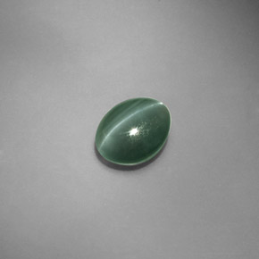 Chrysoberyl Cat's Eye طبيعي بلون أخضر، وزن ‎1.45‎ قيراط، شكل بيضاوى، مقاس ‎7.1x5.8‎ مم