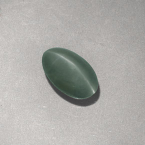 Chrysoberyl Cat's Eye طبيعي بلون أخضر، وزن ‎1.17‎ قيراط، شكل بيضاوى، مقاس ‎7.1x4.6‎ مم