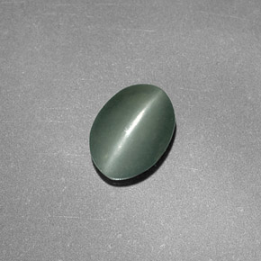 Chrysoberyl Cat's Eye طبيعي بلون أخضر، وزن ‎0.76‎ قيراط، شكل بيضاوى، مقاس ‎6.9x5‎ مم