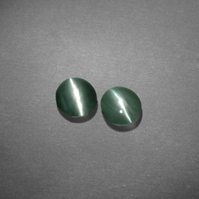 Chrysoberyl Cat's Eye طبيعي بلون أخضر، وزن ‎‎ قيراط، شكل بيضاوى، مقاس ‎4.6x4.1‎ مم