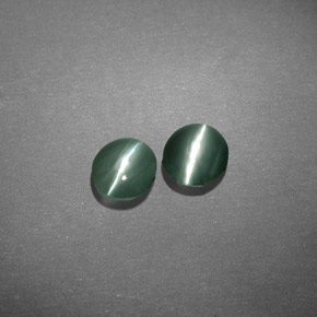 Chrysoberyl Cat's Eye طبيعي بلون أخضر، وزن ‎‎ قيراط، شكل بيضاوى، مقاس ‎4.6x4.1‎ مم