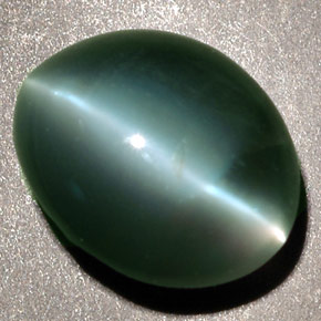 Chrysoberyl Cat's Eye طبيعي بلون أخضر، وزن ‎2.48‎ قيراط، شكل بيضاوى، مقاس ‎8.5x7.1‎ مم