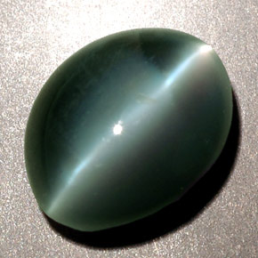 Chrysoberyl Cat's Eye طبيعي بلون أخضر، وزن ‎2.48‎ قيراط، شكل بيضاوى، مقاس ‎8.5x7.1‎ مم