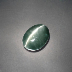 Chrysoberyl Cat's Eye طبيعي بلون أخضر، وزن ‎3.05‎ قيراط، شكل بيضاوى، مقاس ‎8.4x7.2‎ مم