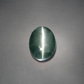 Chrysoberyl Cat's Eye طبيعي بلون أخضر، وزن ‎3.05‎ قيراط، شكل بيضاوى، مقاس ‎8.4x7.2‎ مم