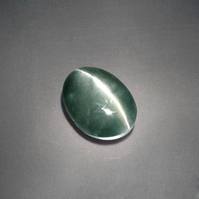 Chrysoberyl Cat's Eye طبيعي بلون أخضر، وزن ‎3.05‎ قيراط، شكل بيضاوى، مقاس ‎8.4x7.2‎ مم