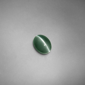 Chrysoberyl Cat's Eye طبيعي بلون أخضر، وزن ‎0.71‎ قيراط، شكل بيضاوى، مقاس ‎6x4.3‎ مم