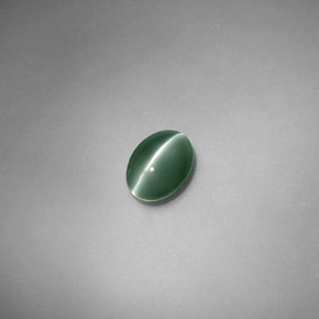 Chrysoberyl Cat's Eye طبيعي بلون أخضر، وزن ‎0.71‎ قيراط، شكل بيضاوى، مقاس ‎6x4.3‎ مم