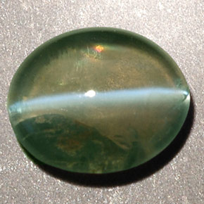 Chrysoberyl Cat's Eye طبيعي بلون أخضر، وزن ‎0.92‎ قيراط، شكل شفاف، مقاس ‎6.3x5.2‎ مم
