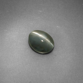 Chrysoberyl Cat's Eye طبيعي بلون أخضر، وزن ‎0.98‎ قيراط، شكل بيضاوى، مقاس ‎6x4.7‎ مم