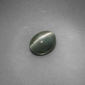 Chrysoberyl Cat's Eye طبيعي بلون أخضر، وزن ‎0.98‎ قيراط، شكل بيضاوى، مقاس ‎6x4.7‎ مم