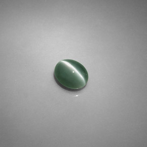 Chrysoberyl Cat's Eye طبيعي بلون أخضر، وزن ‎0.75‎ قيراط، شكل بيضاوى، مقاس ‎5.5x4.4‎ مم