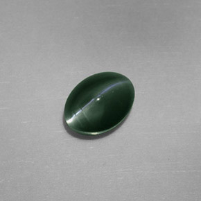 Chrysoberyl Cat's Eye طبيعي بلون أخضر، وزن ‎0.77‎ قيراط، شكل بيضاوى، مقاس ‎5.9x4.5‎ مم