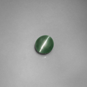 Chrysoberyl Cat's Eye طبيعي بلون أخضر، وزن ‎0.79‎ قيراط، شكل بيضاوى، مقاس ‎5.2x4.8‎ مم
