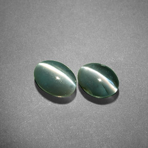 Chrysoberyl Cat's Eye طبيعي بلون أخضر، وزن ‎‎ قيراط، شكل بيضاوى، مقاس ‎5.2x4.1‎ مم