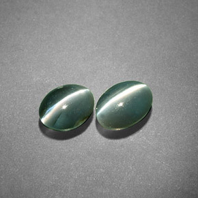 Chrysoberyl Cat's Eye طبيعي بلون أخضر، وزن ‎‎ قيراط، شكل بيضاوى، مقاس ‎5.2x4.1‎ مم