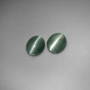 Chrysoberyl Cat's Eye طبيعي بلون أخضر، وزن ‎‎ قيراط، شكل بيضاوى، مقاس ‎5.5x4.5‎ مم