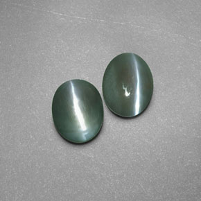 Chrysoberyl Cat's Eye طبيعي بلون أخضر، وزن ‎‎ قيراط، شكل شفاف، مقاس ‎5.7x4.4‎ مم
