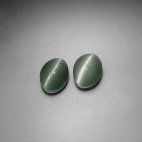 Chrysoberyl Cat's Eye طبيعي بلون أخضر، وزن ‎‎ قيراط، شكل بيضاوى، مقاس ‎6x4.4‎ مم