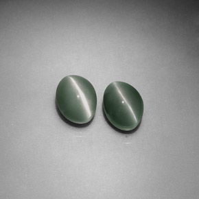 Chrysoberyl Cat's Eye طبيعي بلون أخضر، وزن ‎‎ قيراط، شكل بيضاوى، مقاس ‎6x4.4‎ مم