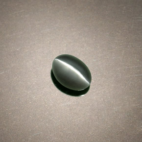 Chrysoberyl Cat's Eye طبيعي بلون أخضر، وزن ‎0.75‎ قيراط، شكل بيضاوى، مقاس ‎5.4x3.8‎ مم