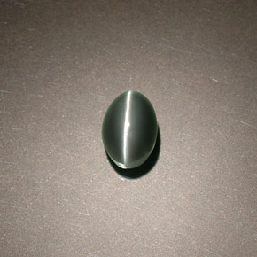 Chrysoberyl Cat's Eye طبيعي بلون أخضر، وزن ‎0.75‎ قيراط، شكل بيضاوى، مقاس ‎5.4x3.8‎ مم