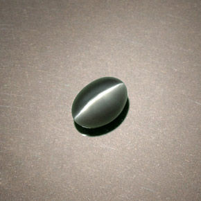 Chrysoberyl Cat's Eye طبيعي بلون أخضر، وزن ‎0.75‎ قيراط، شكل بيضاوى، مقاس ‎5.4x3.8‎ مم