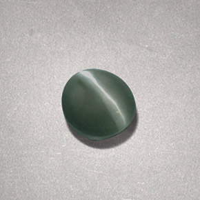 Chrysoberyl Cat's Eye طبيعي بلون أخضر، وزن ‎0.73‎ قيراط، شكل بيضاوى، مقاس ‎5.1x4.7‎ مم