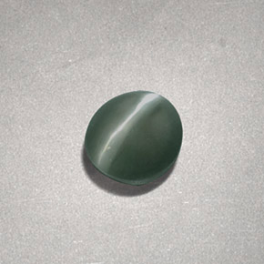 Chrysoberyl Cat's Eye طبيعي بلون أخضر، وزن ‎0.73‎ قيراط، شكل بيضاوى، مقاس ‎5.1x4.7‎ مم