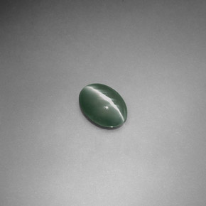 Chrysoberyl Cat's Eye طبيعي بلون أخضر، وزن ‎0.55‎ قيراط، شكل بيضاوى، مقاس ‎6x4.4‎ مم