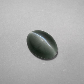Chrysoberyl Cat's Eye طبيعي بلون أخضر، وزن ‎0.75‎ قيراط، شكل شفاف، مقاس ‎6x4.4‎ مم