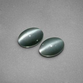 Chrysoberyl Cat's Eye طبيعي بلون أخضر، وزن ‎‎ قيراط، شكل بيضاوى، مقاس ‎5.9x4.1‎ مم