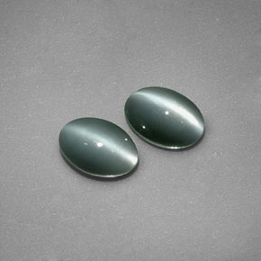 Chrysoberyl Cat's Eye طبيعي بلون أخضر، وزن ‎‎ قيراط، شكل بيضاوى، مقاس ‎5.9x4.1‎ مم