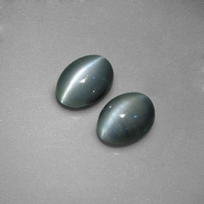 Chrysoberyl Cat's Eye طبيعي بلون أخضر، وزن ‎‎ قيراط، شكل بيضاوى، مقاس ‎5.4x4‎ مم