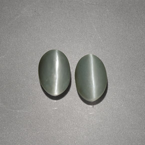 أحجار عين القط كريزوبيريل أخضر كريمى طبيعية، قصة بيضاوى، غير شفاف، وزنها  قيراط