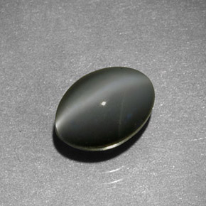 Chrysoberyl Cat's Eye طبيعي بلون رمادي، وزن ‎1.59‎ قيراط، شكل بيضاوى، مقاس ‎7x5.1‎ مم
