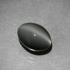 Chrysoberyl Cat's Eye طبيعي بلون رمادي، وزن ‎1.59‎ قيراط، شكل بيضاوى، مقاس ‎7x5.1‎ مم