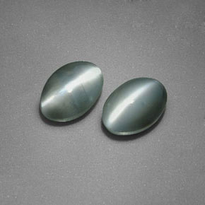 Chrysoberyl Cat's Eye طبيعي بلون أخضر، وزن ‎‎ قيراط، شكل بيضاوى، مقاس ‎6x4.2‎ مم