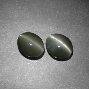 Chrysoberyl Cat's Eye طبيعي بلون أخضر، وزن ‎‎ قيراط، شكل بيضاوى، مقاس ‎6.1x5.1‎ مم