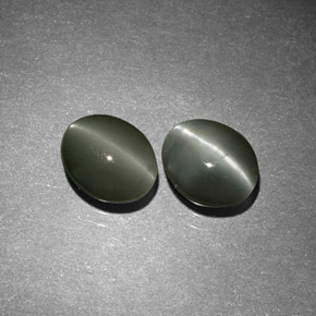 Chrysoberyl Cat's Eye طبيعي بلون أخضر، وزن ‎‎ قيراط، شكل بيضاوى، مقاس ‎6.1x5.1‎ مم