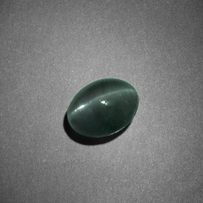 Chrysoberyl Cat's Eye طبيعي بلون أخضر، وزن ‎1.26‎ قيراط، شكل بيضاوى، مقاس ‎6.5x5.1‎ مم