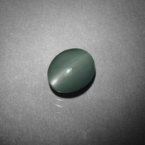 Chrysoberyl Cat's Eye طبيعي بلون أخضر، وزن ‎0.98‎ قيراط، شكل بيضاوى، مقاس ‎6.2x5.1‎ مم