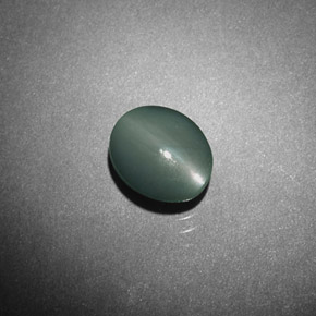 Chrysoberyl Cat's Eye طبيعي بلون أخضر، وزن ‎0.98‎ قيراط، شكل بيضاوى، مقاس ‎6.2x5.1‎ مم