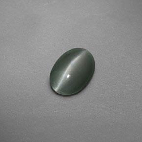 Chrysoberyl Cat's Eye طبيعي بلون أخضر، وزن ‎0.59‎ قيراط، شكل بيضاوى، مقاس ‎6x4.2‎ مم