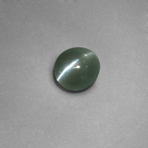 Chrysoberyl Cat's Eye طبيعي بلون أخضر، وزن ‎0.71‎ قيراط، شكل بيضاوى، مقاس ‎5.1x4.8‎ مم